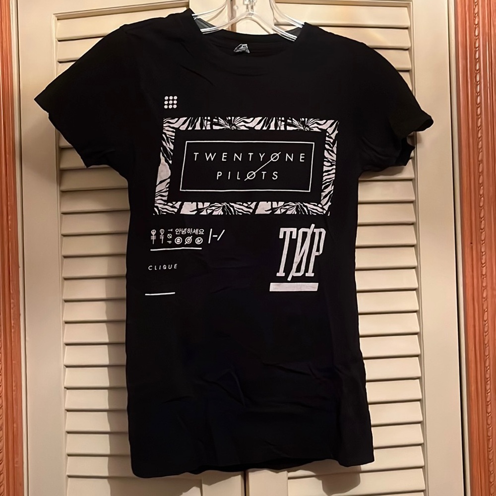 Discontinued size S twenty one pilots band Tee